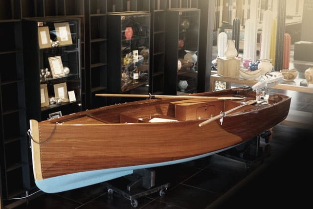 spritz-barque-en-bois-ancienne-traditionnelle-bateau-classic-annexe